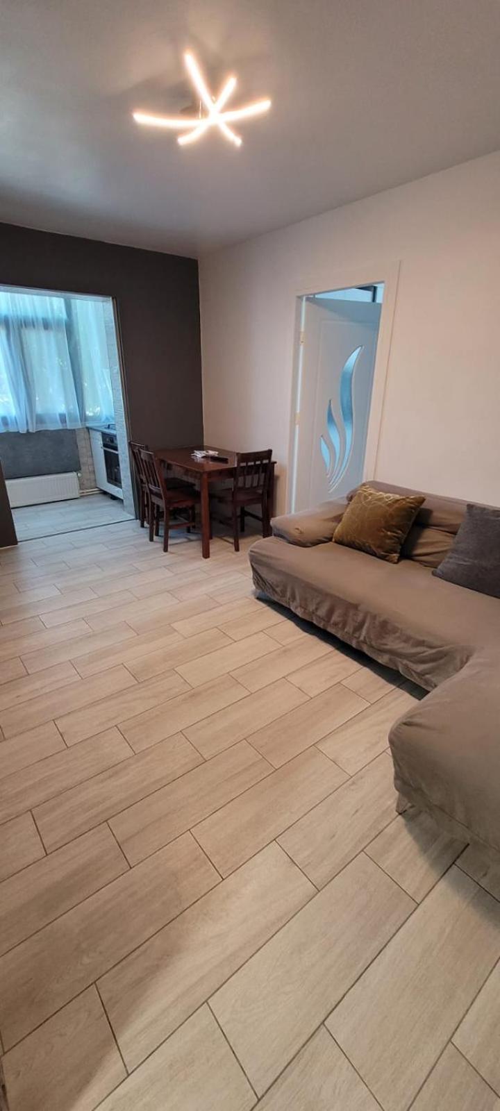 Apartament 3 camere semidecomandat