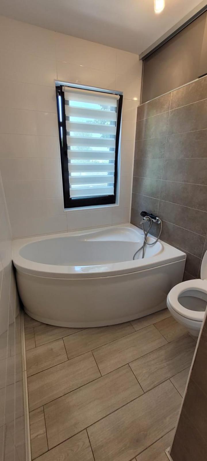 Apartament 3 camere semidecomandat