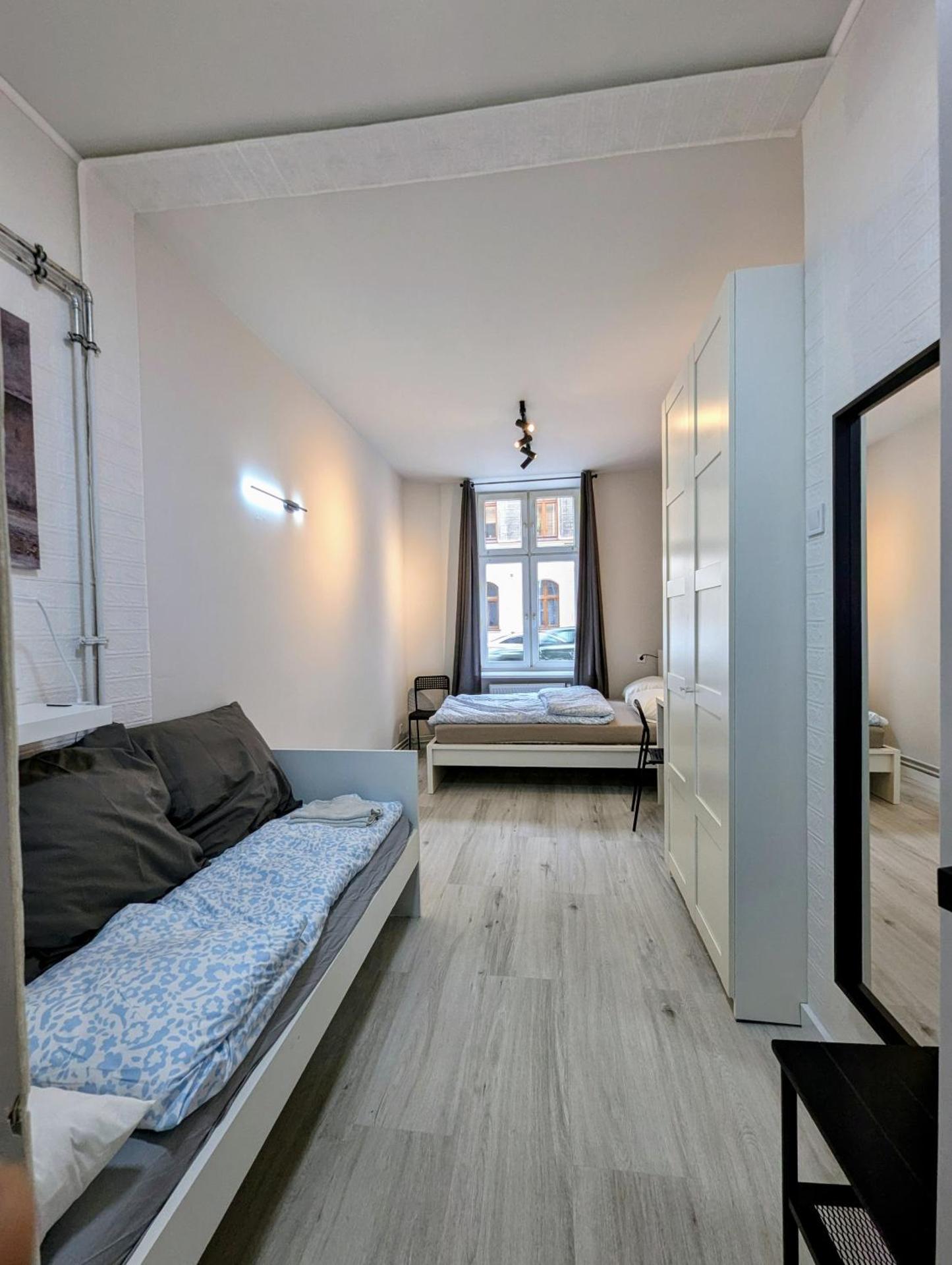 Fabryczna Station Rooms and Apartments