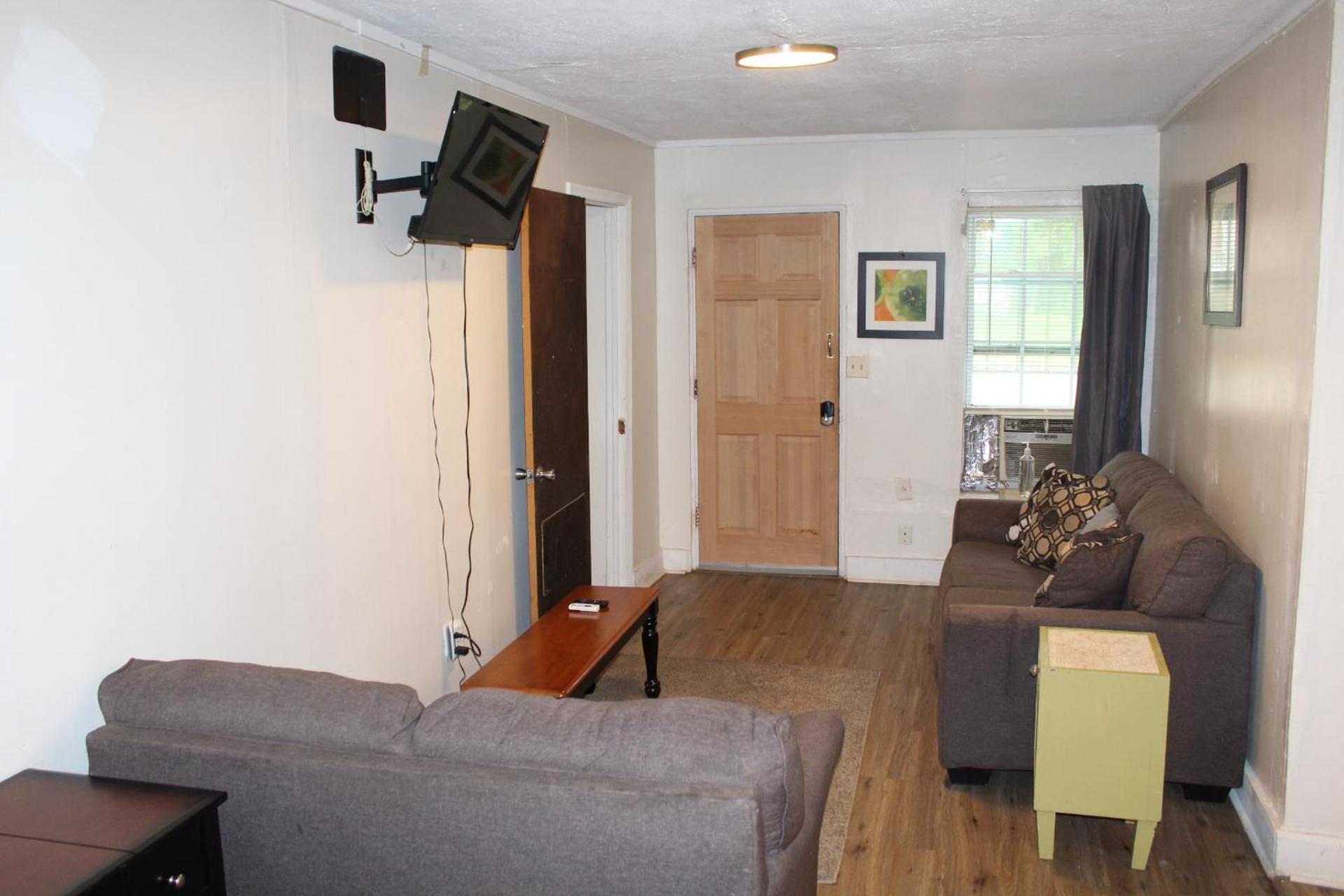 HISTORIC HILL APT2 (Downstairs)