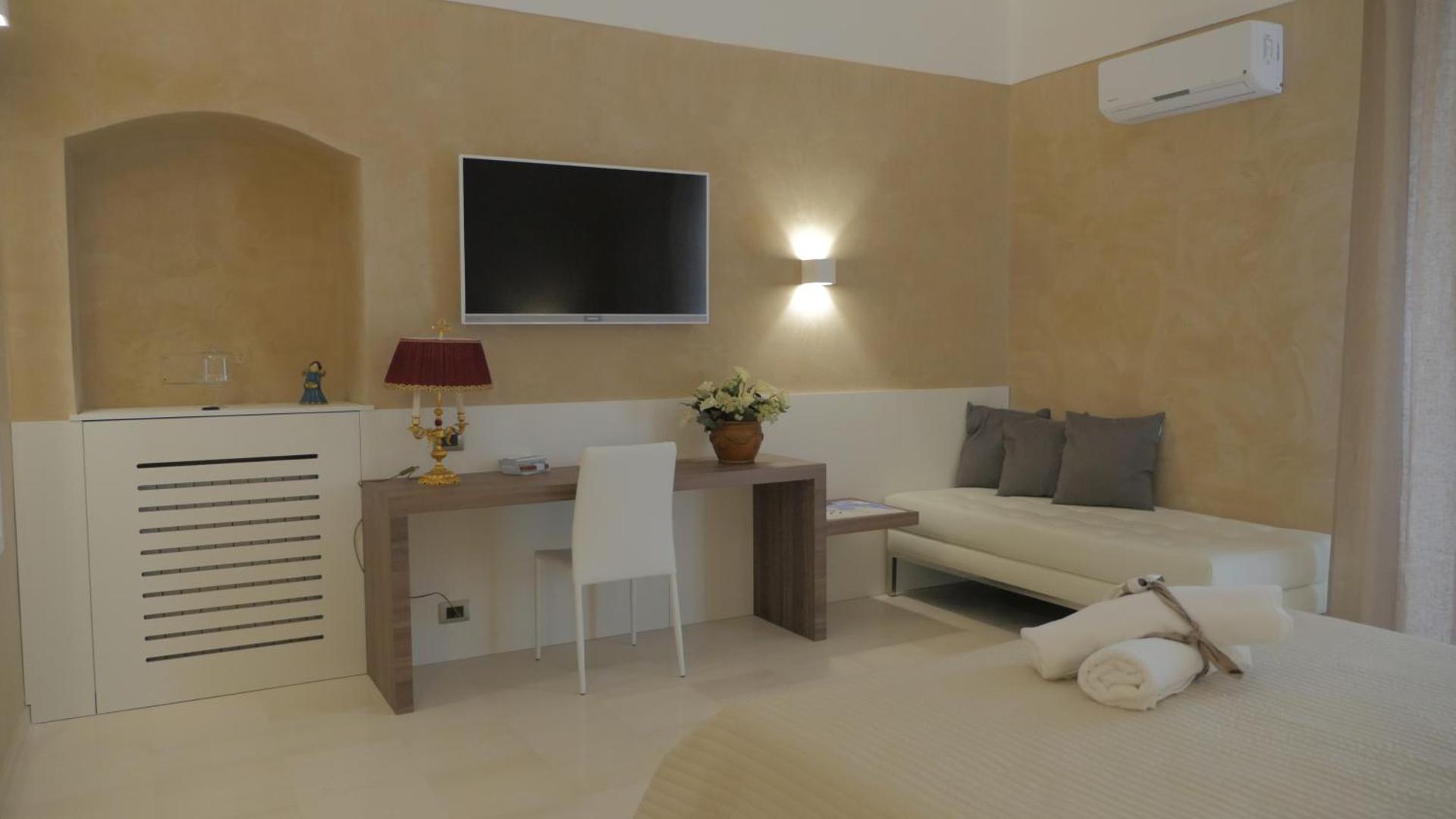 Communal lounge/ TV room