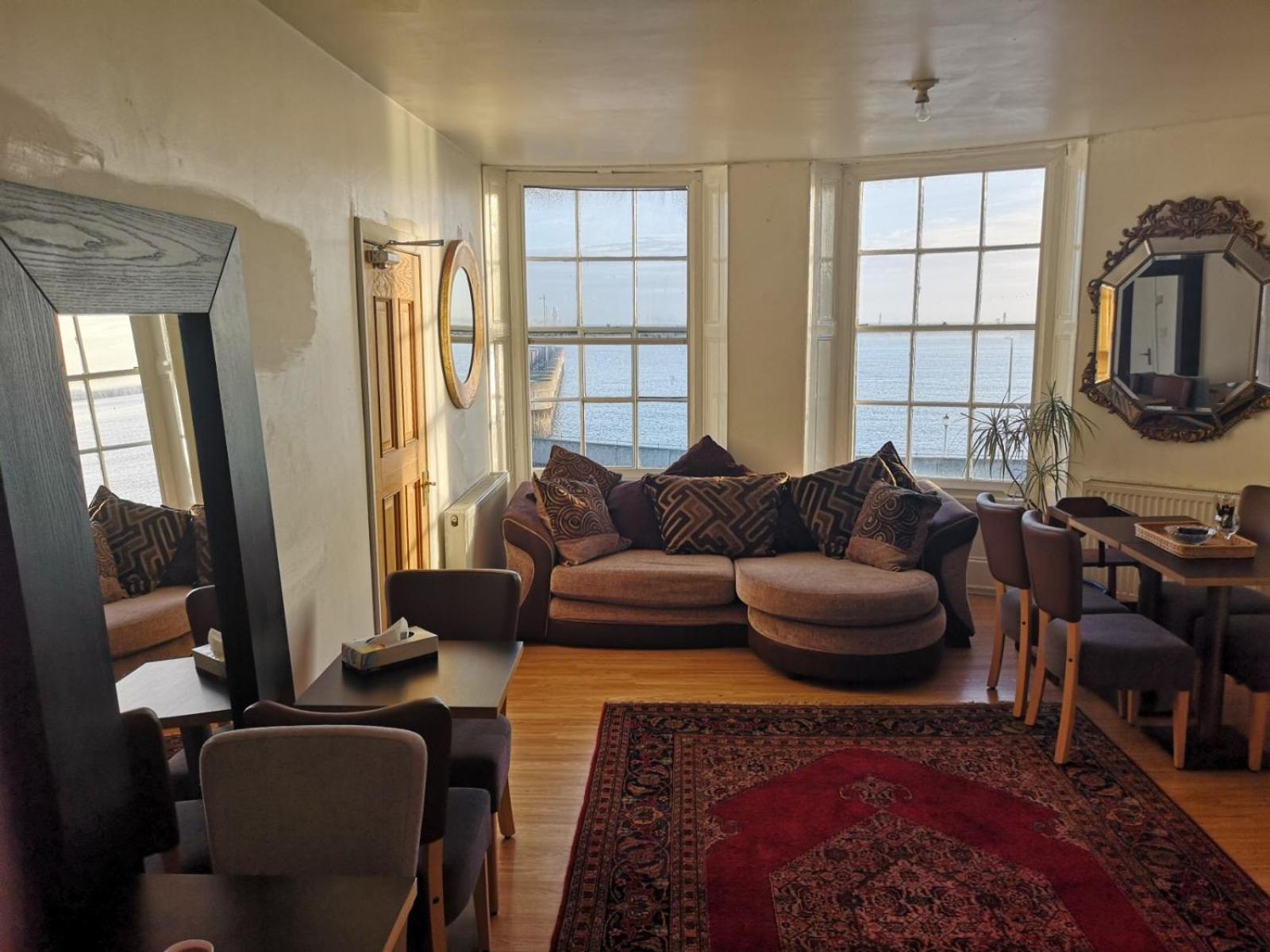 Flat next to port and cliffs with parking