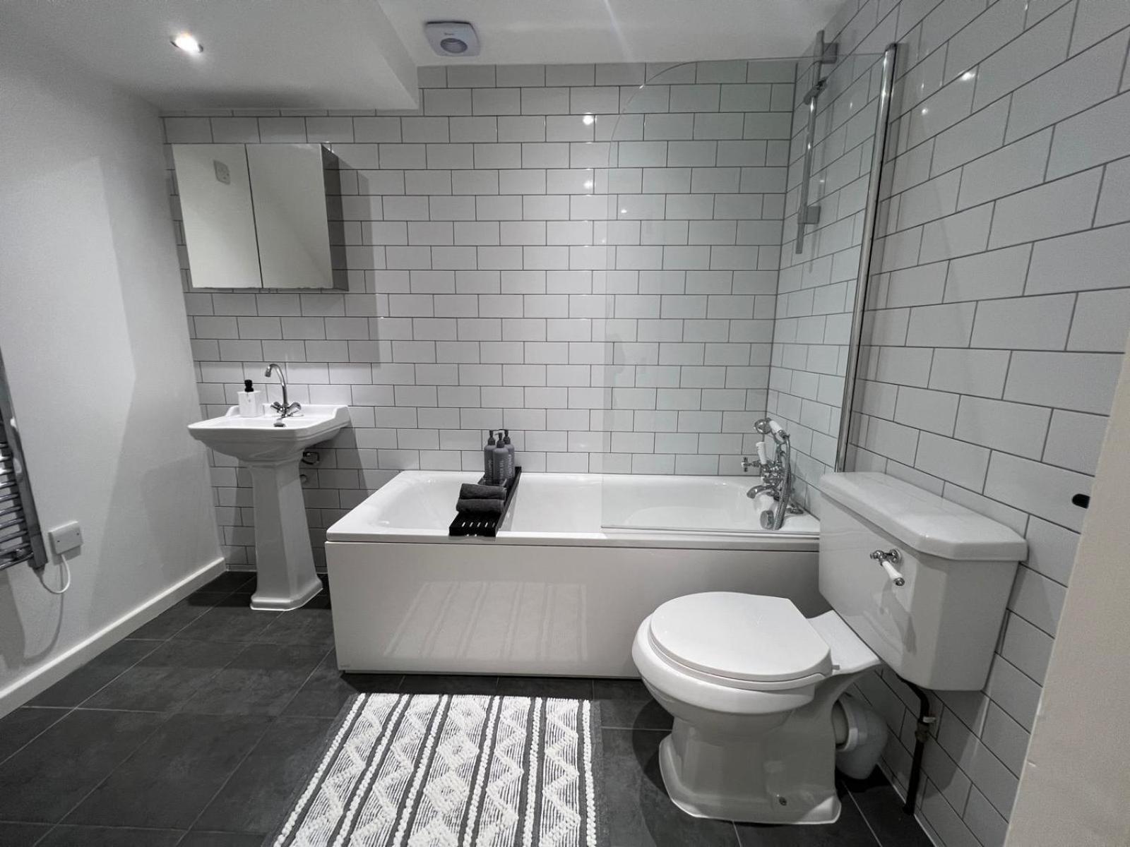 2BR Apartment - LuxeSuites - City Centre