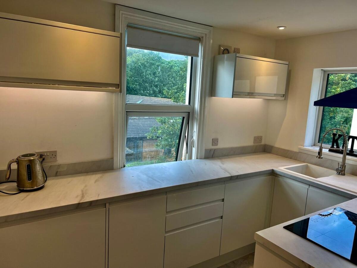 Large central 3 bedroom apartment superking 5 guests - free parking