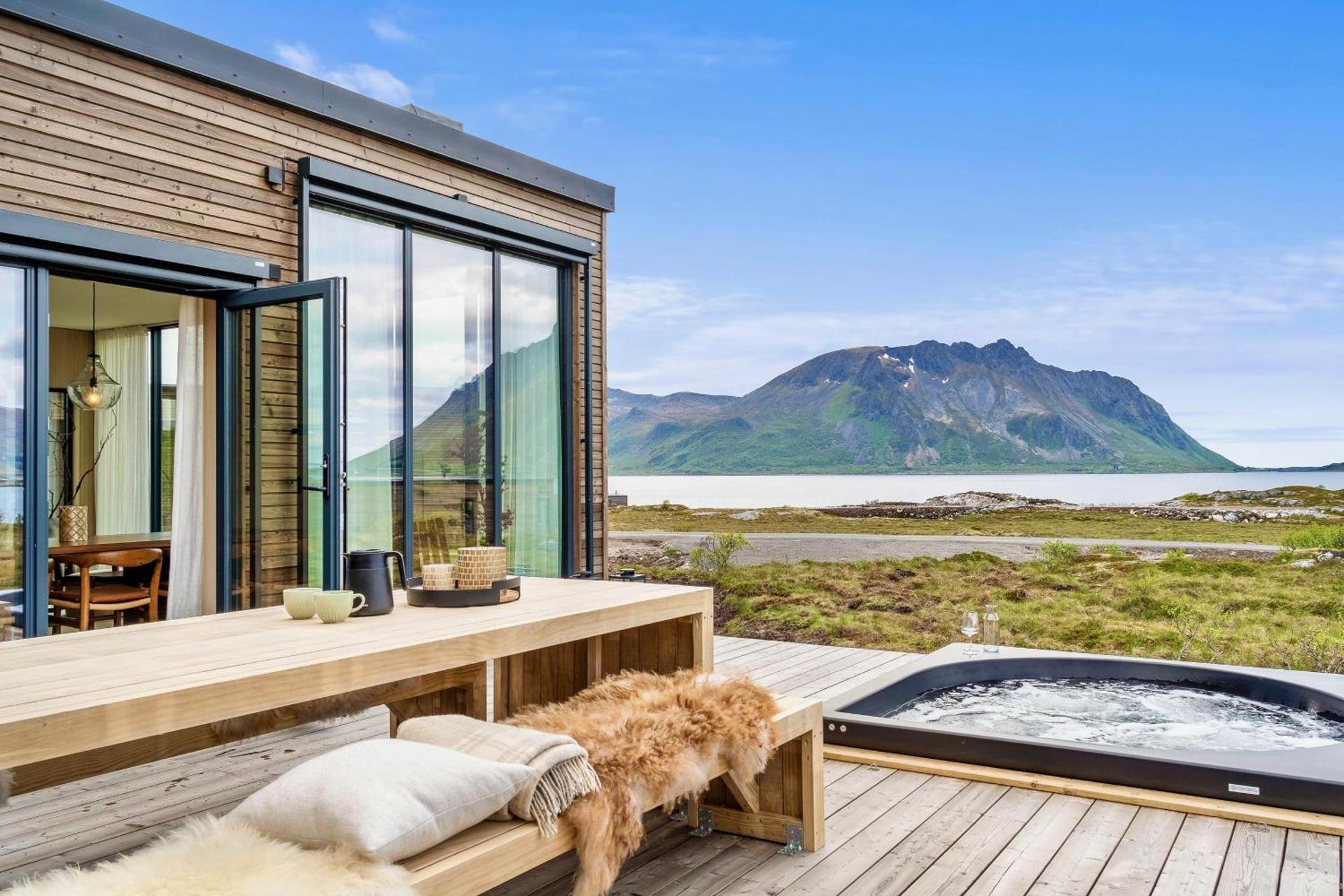 Lofoten luxury with seaview sauna and jacuzzi