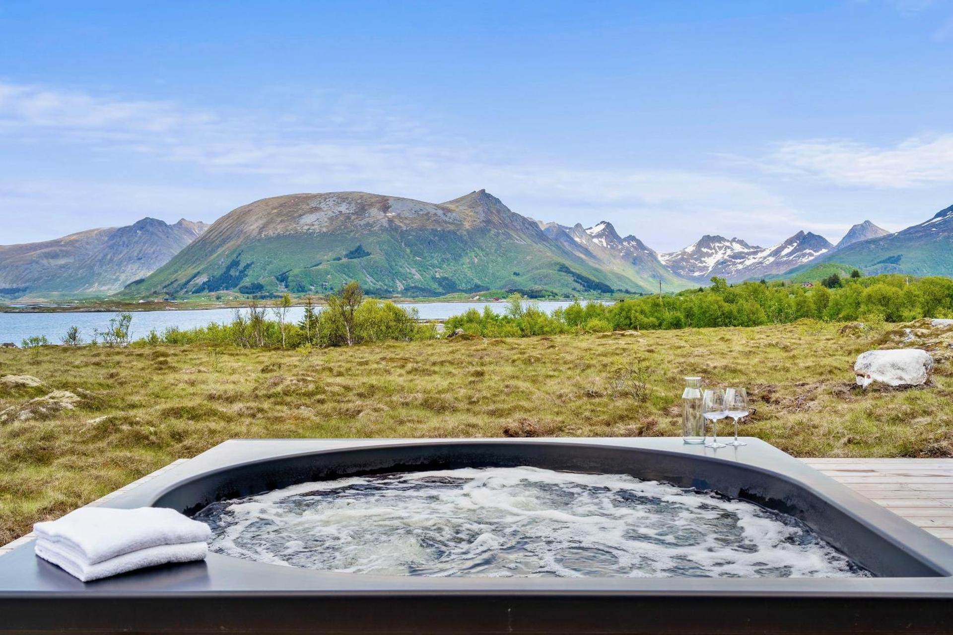 Lofoten luxury with seaview sauna and jacuzzi