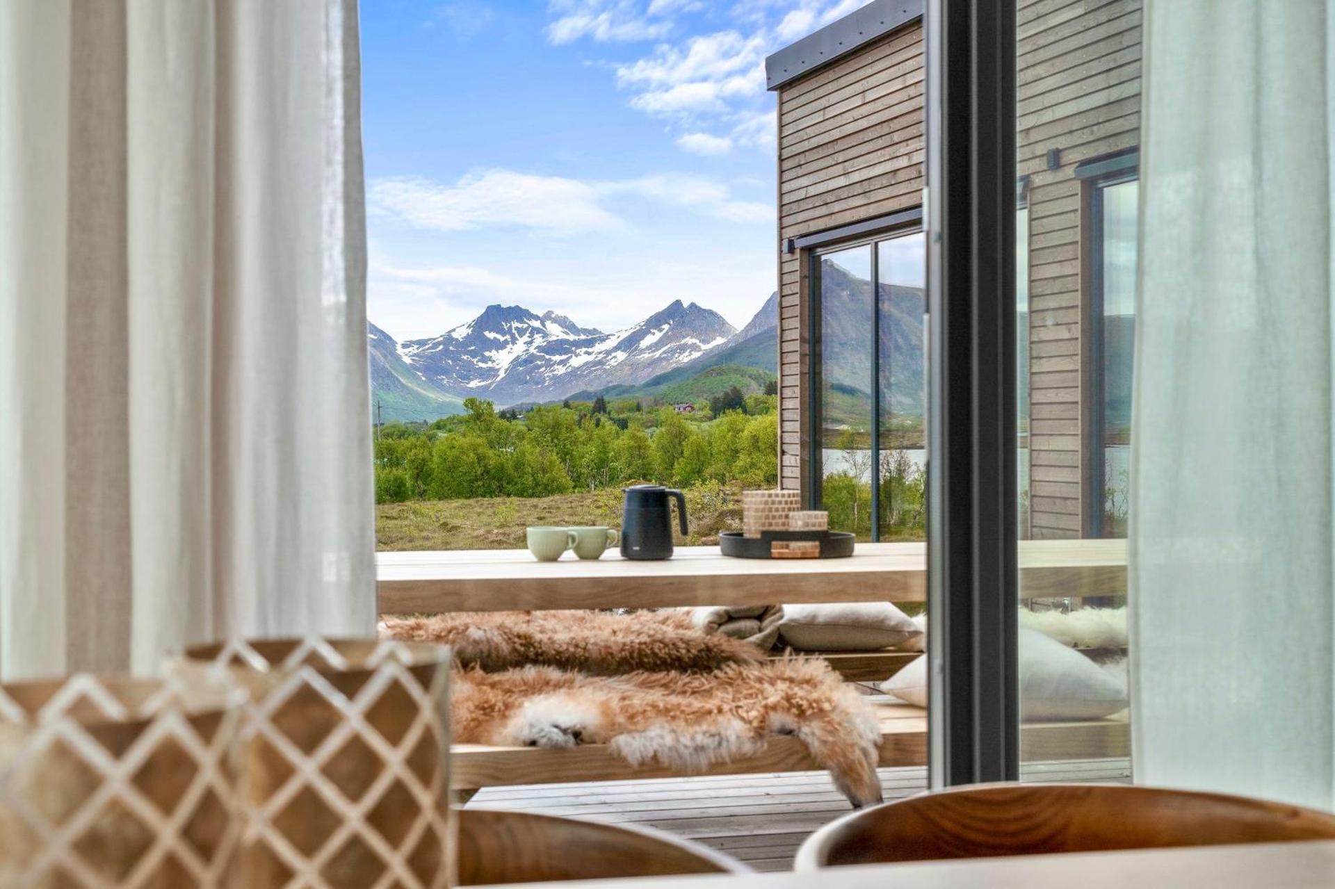 Lofoten luxury with seaview sauna and jacuzzi