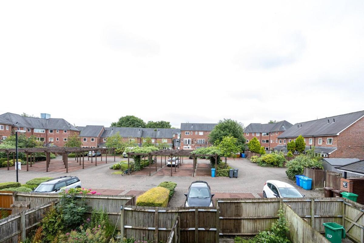 Stylish 3 or 4 Bed House and Parking