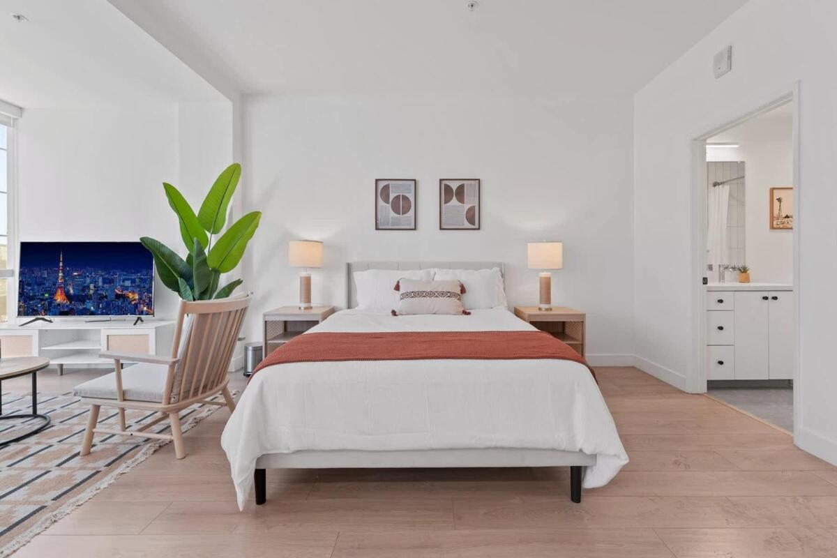 Stylish LA studio Prime Location