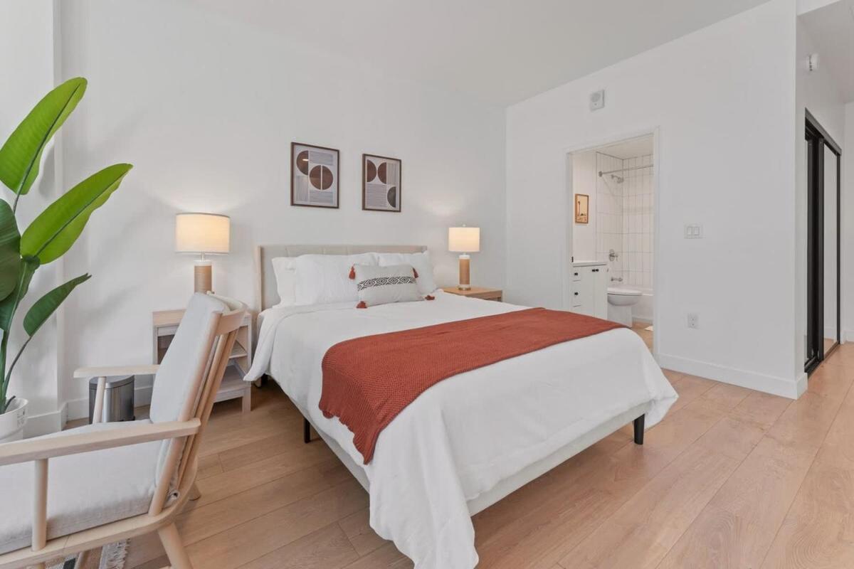 Stylish LA studio Prime Location