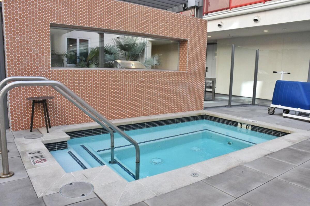 Stylish LA studio Prime Location