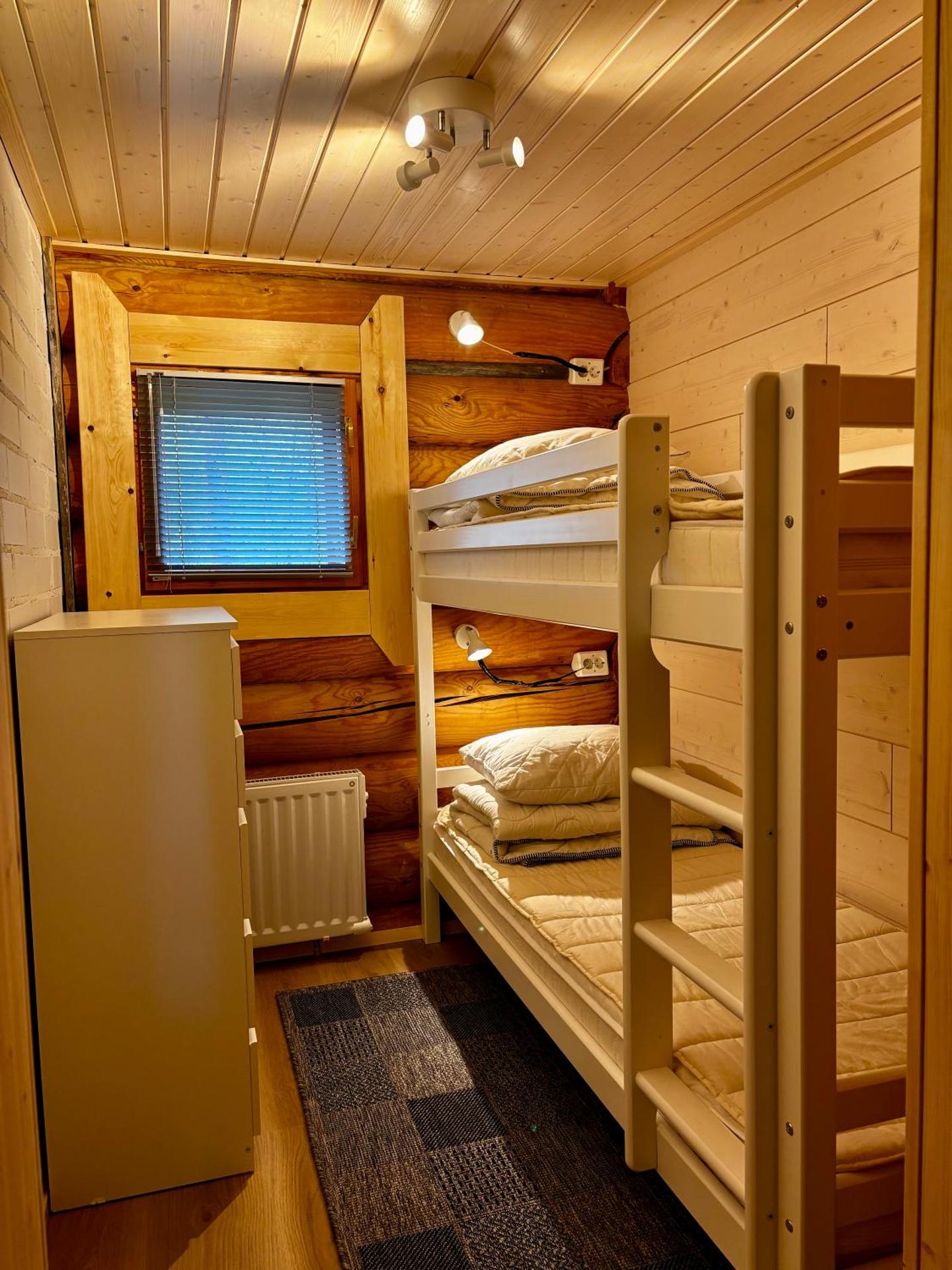 Ruska 2, Ylläs, Äkäslompolo, Lapland - Log Cabin with Lake and Fell Scenery