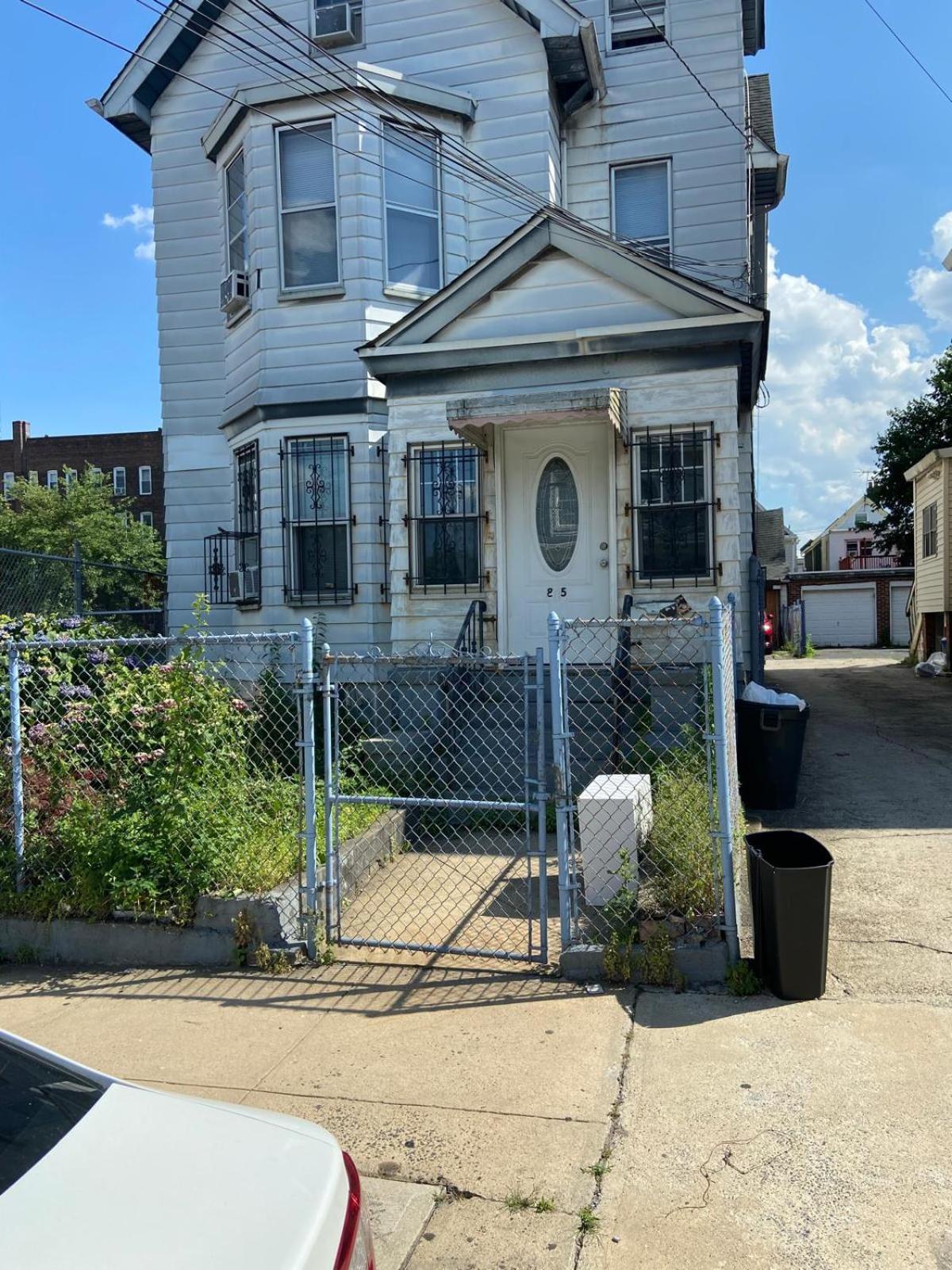 C Jay Homes 6 minutes Walk to Journal square