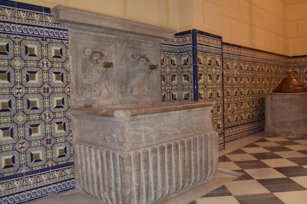 Center The Jeronimos SuitFree Parking