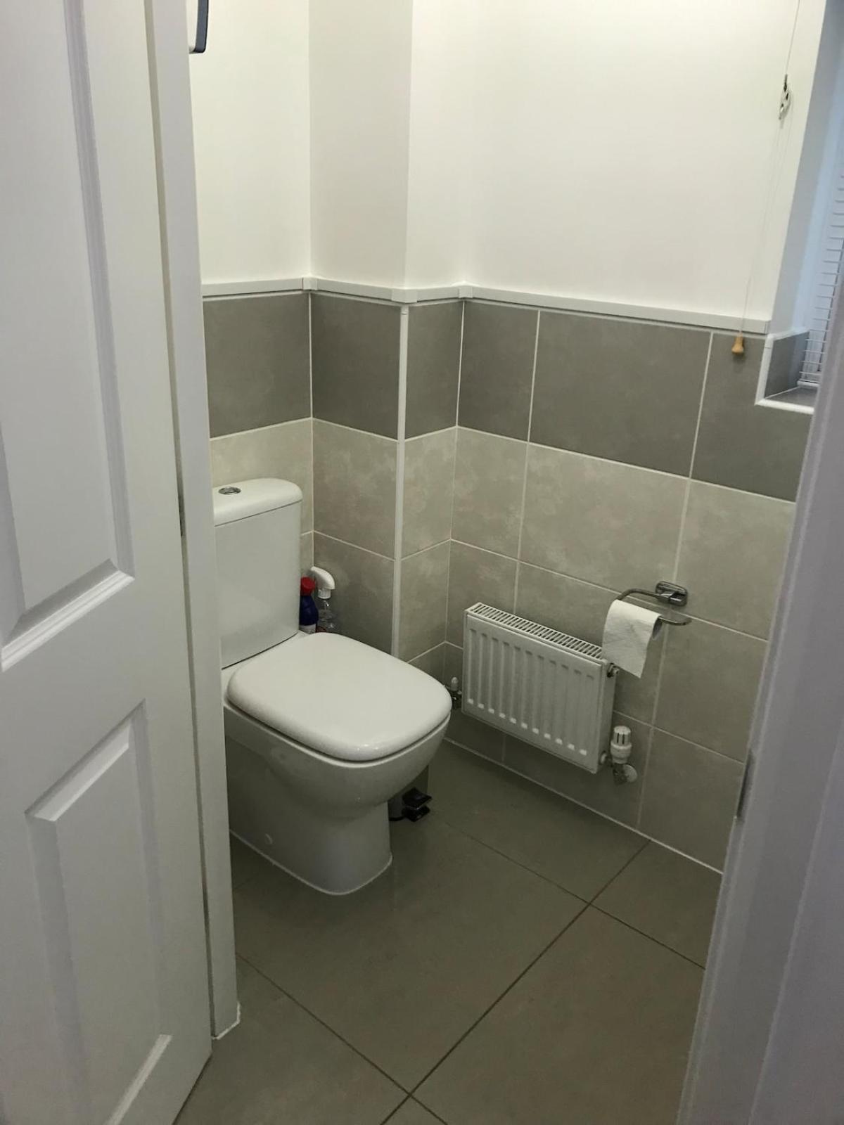 Detached 4-Bed 2 Ensuites with Driveway Castle Donington Near EMA