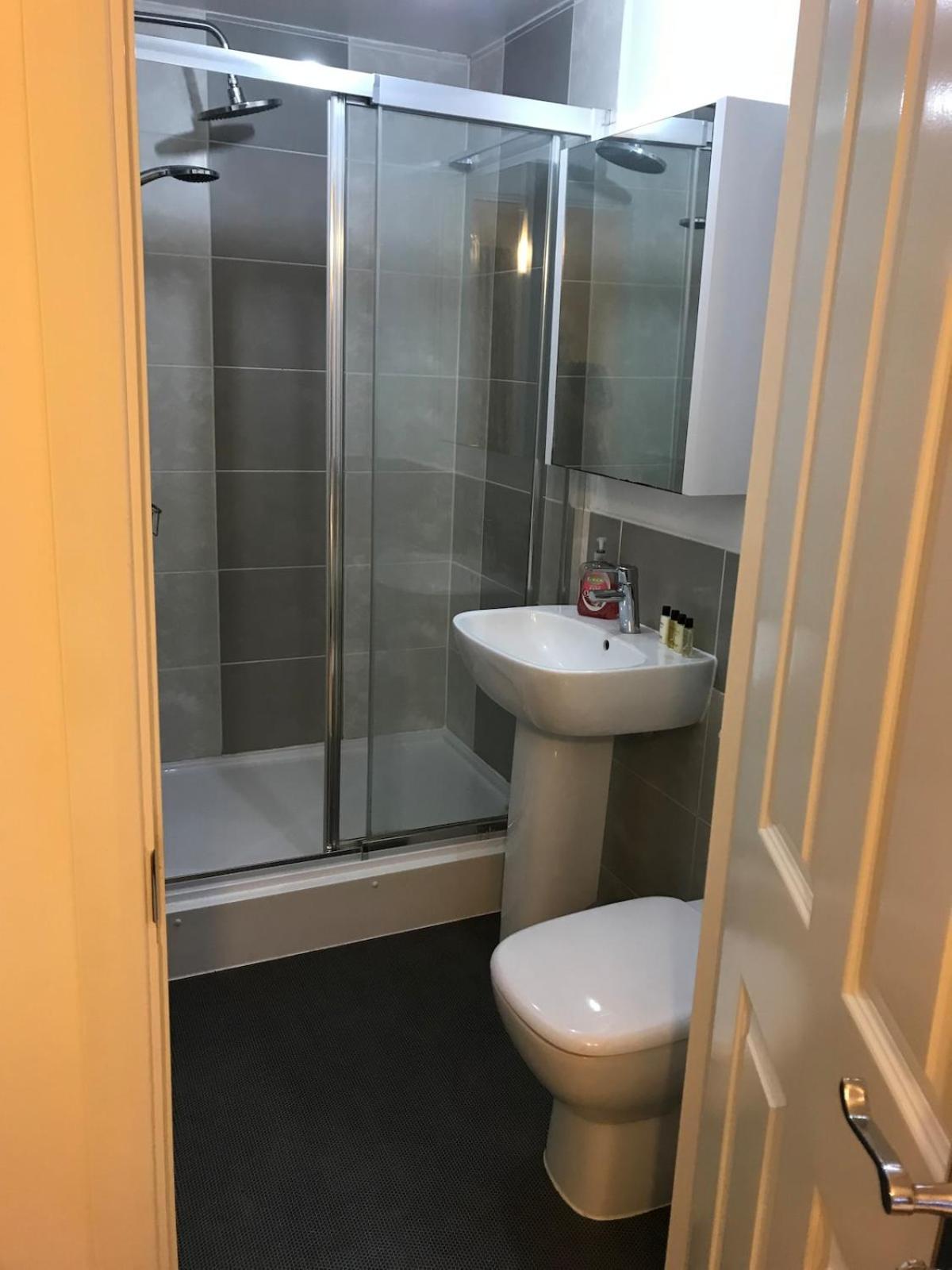 Detached 4-Bed 2 Ensuites with Driveway Castle Donington Near EMA