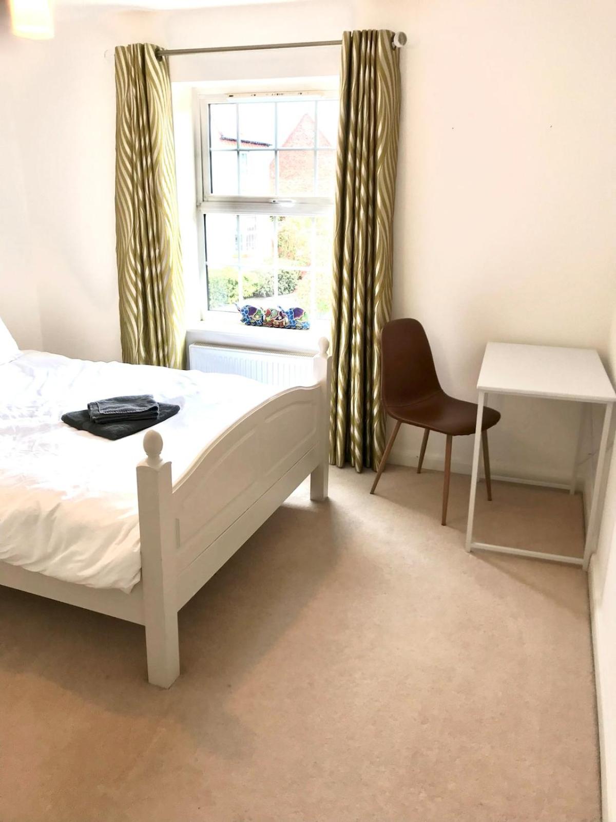 Detached 4-Bed 2 Ensuites with Driveway Castle Donington Near EMA