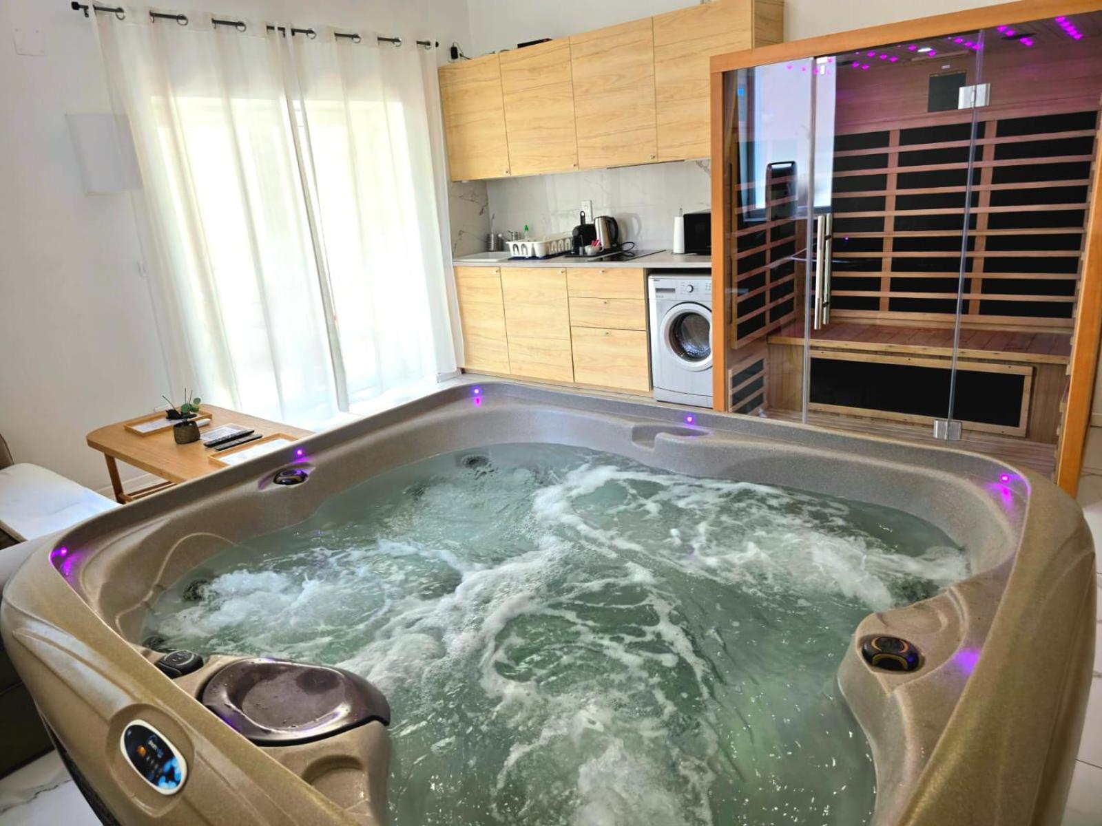 Love room Jacuzzi Sauna Privatif Marseille