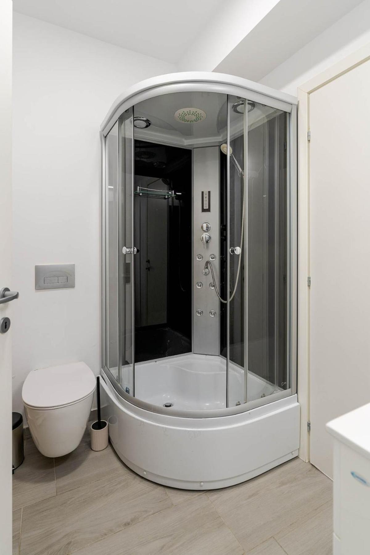 Downtown Urban Studio w Balcony Vol 2