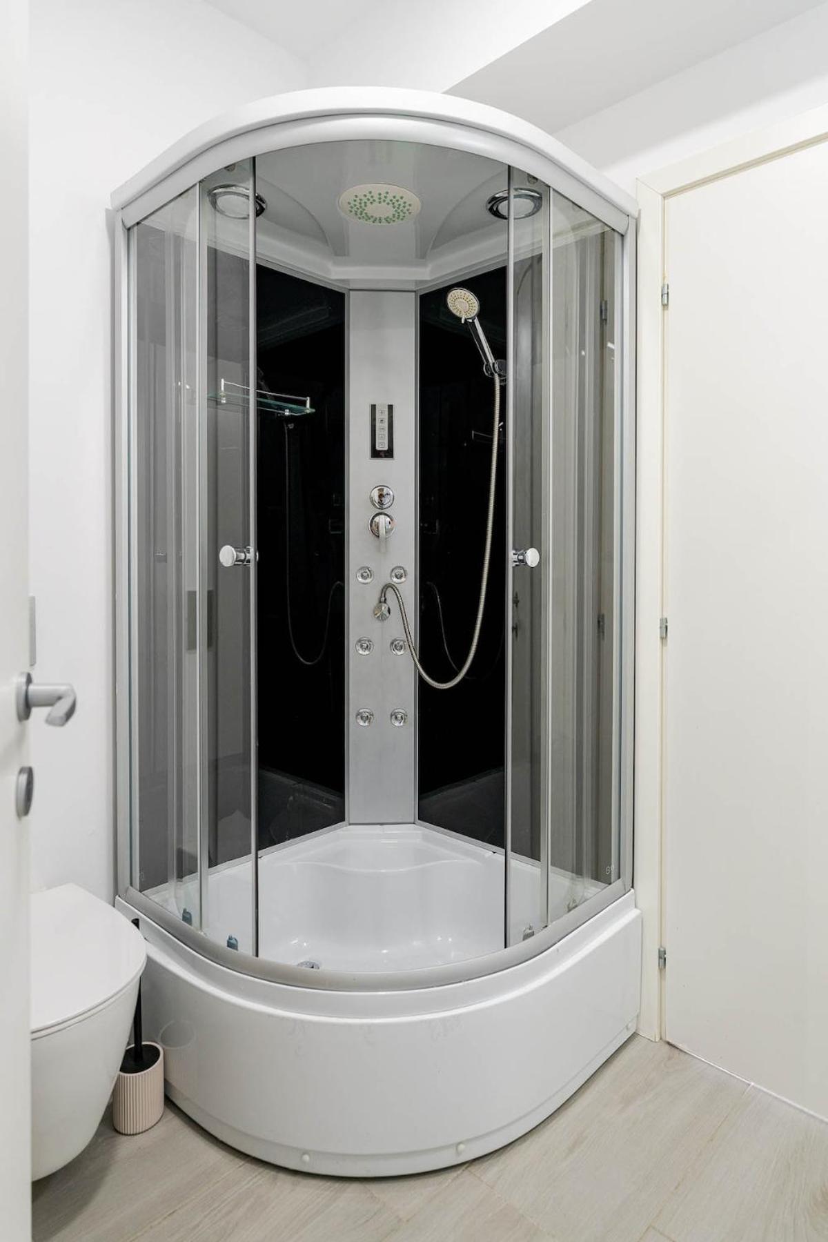 Downtown Urban Studio w Balcony Vol 2