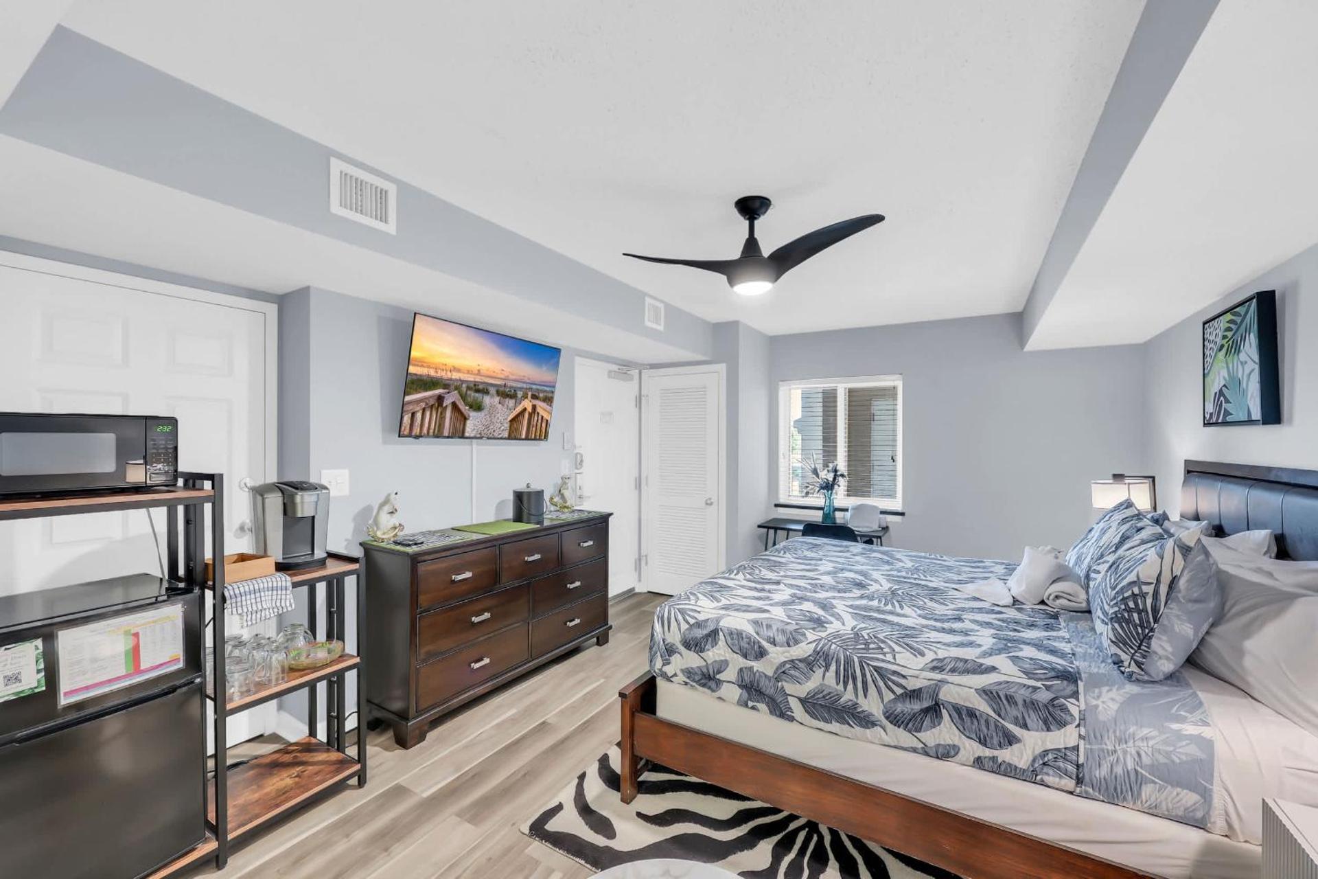 Huge 15000sf Pool Modern Studio at Barefoot Resort