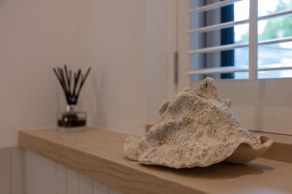 Saltwater Lodge - Air Conditioned 75yrd to the sea