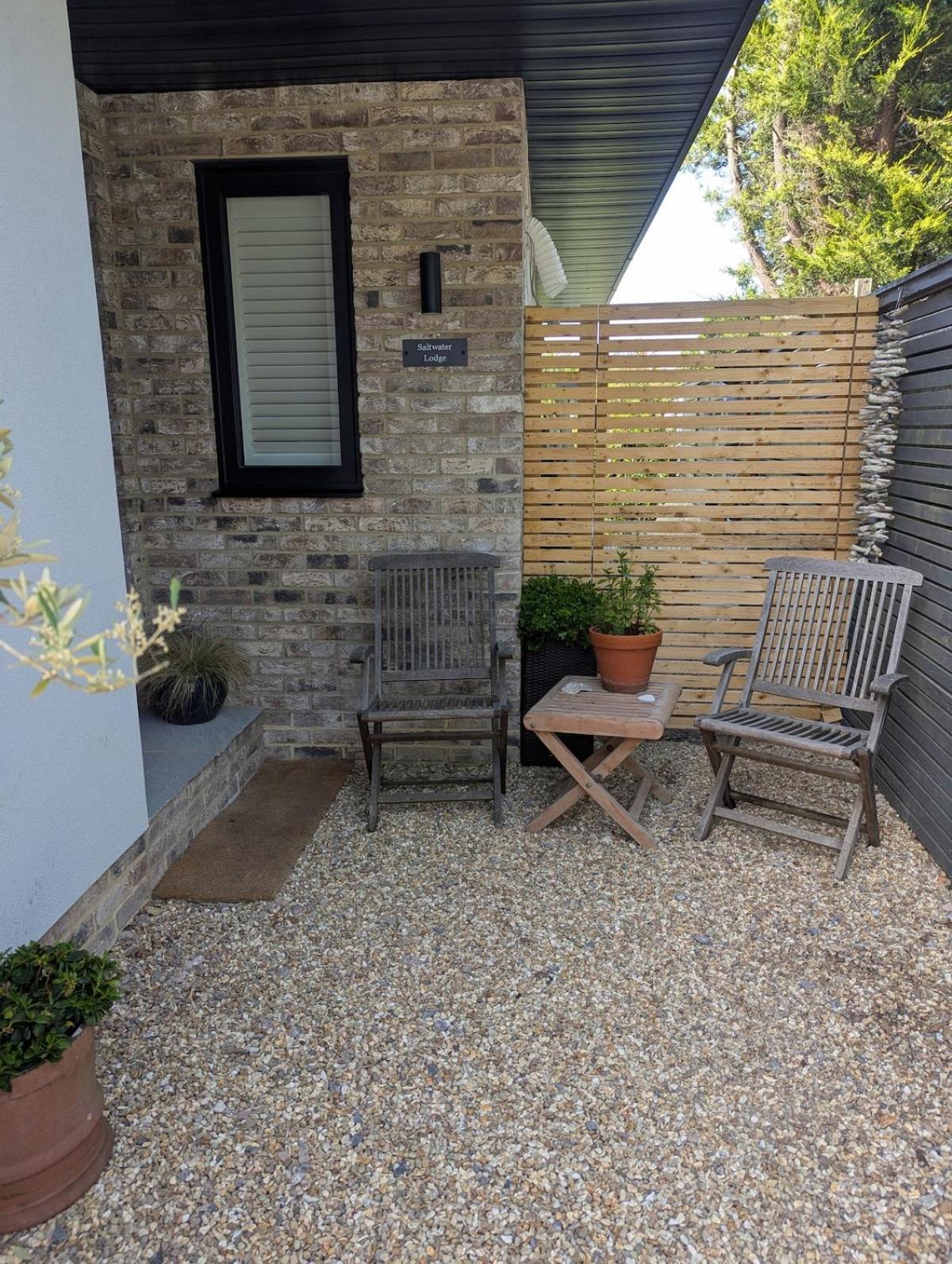 Saltwater Lodge - Air Conditioned 75yrd to the sea