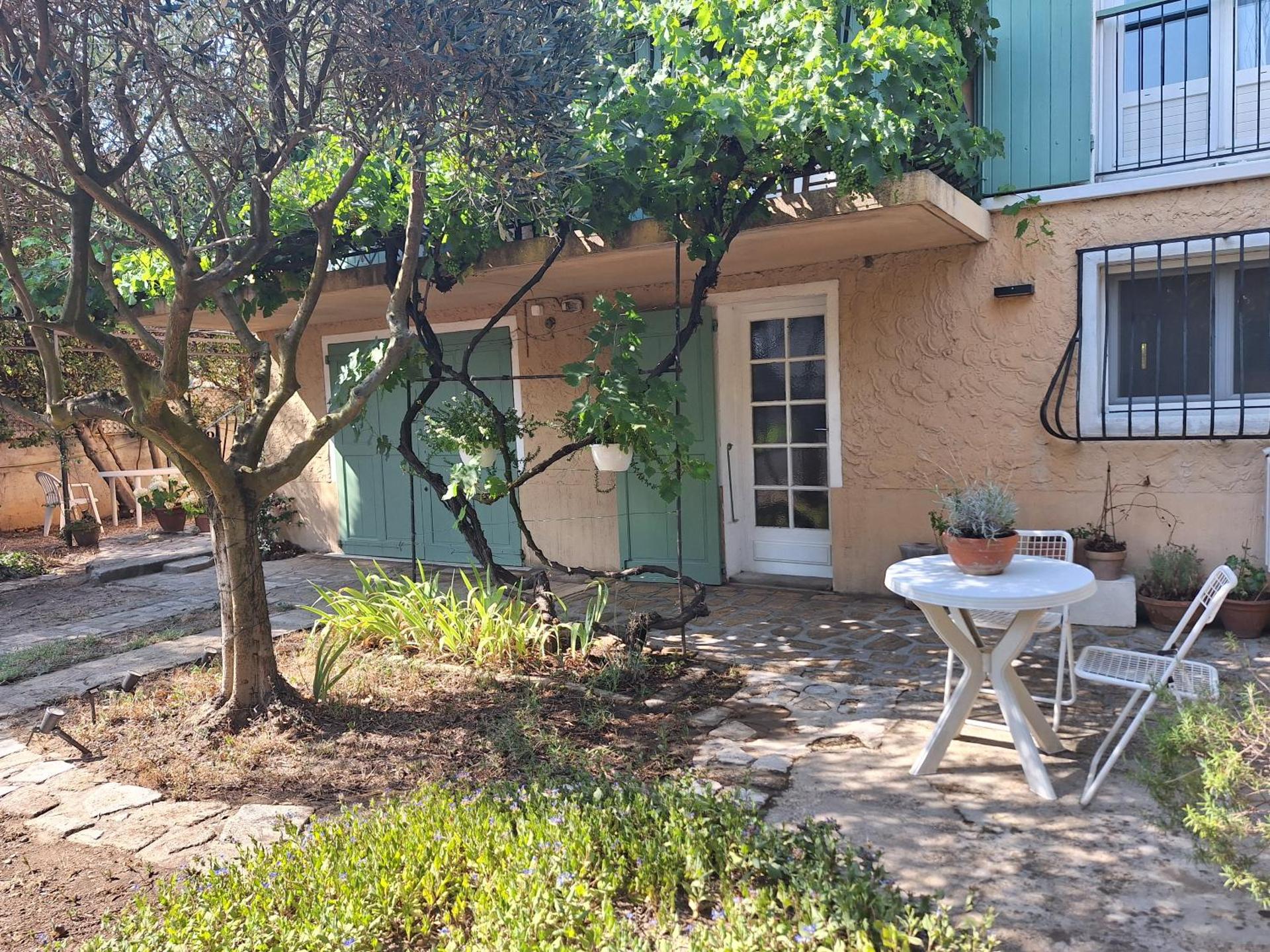 Le jardinet d'Emma - Appart RDC avec jacuzzi, parking, au calme