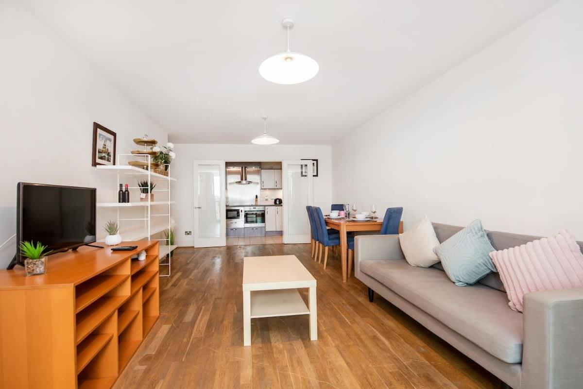 Amazing Thames view apartment