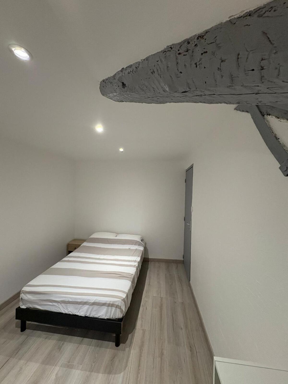 Appartement rénové en centre-ville avec terrasse