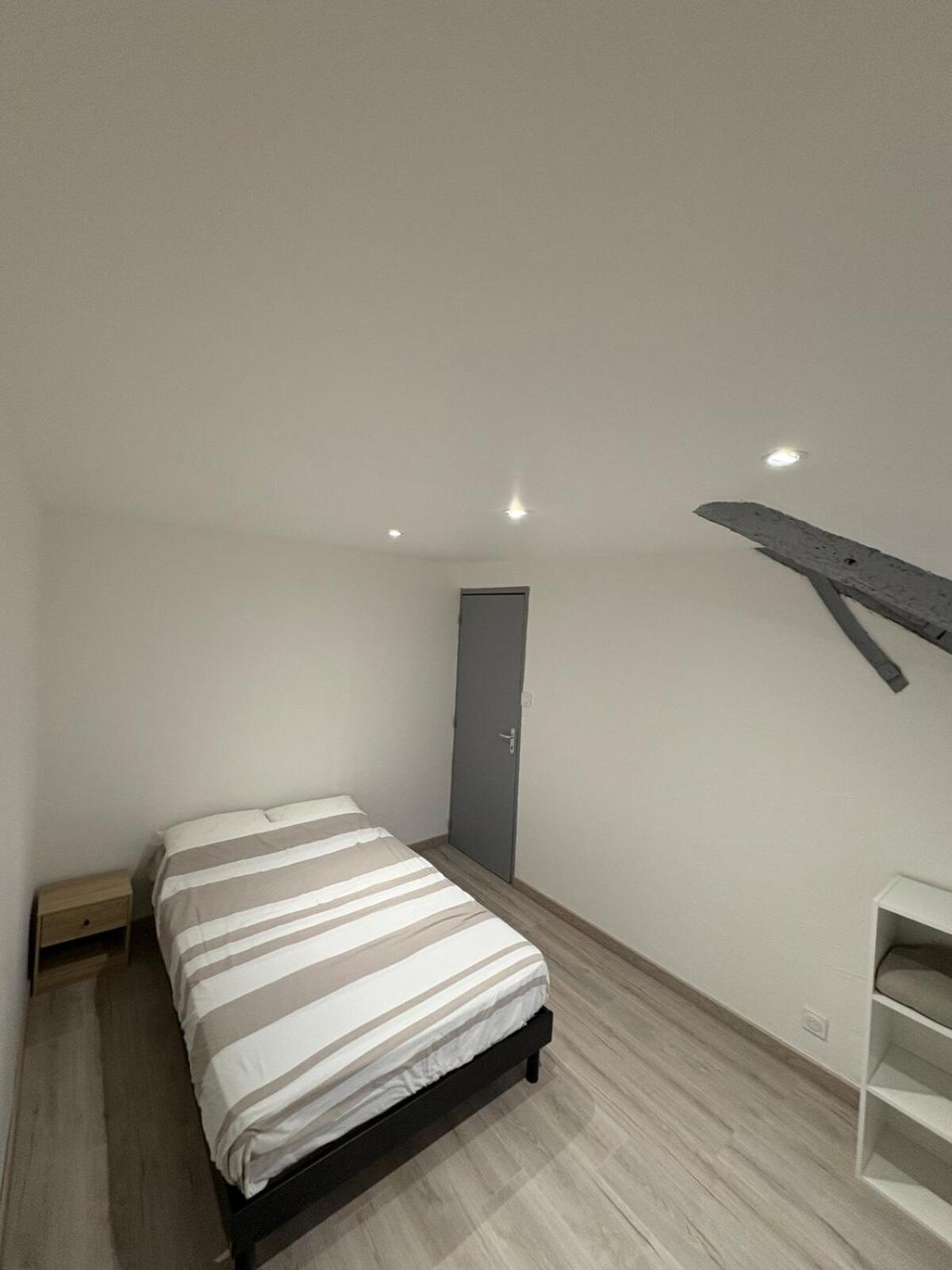 Appartement rénové en centre-ville avec terrasse