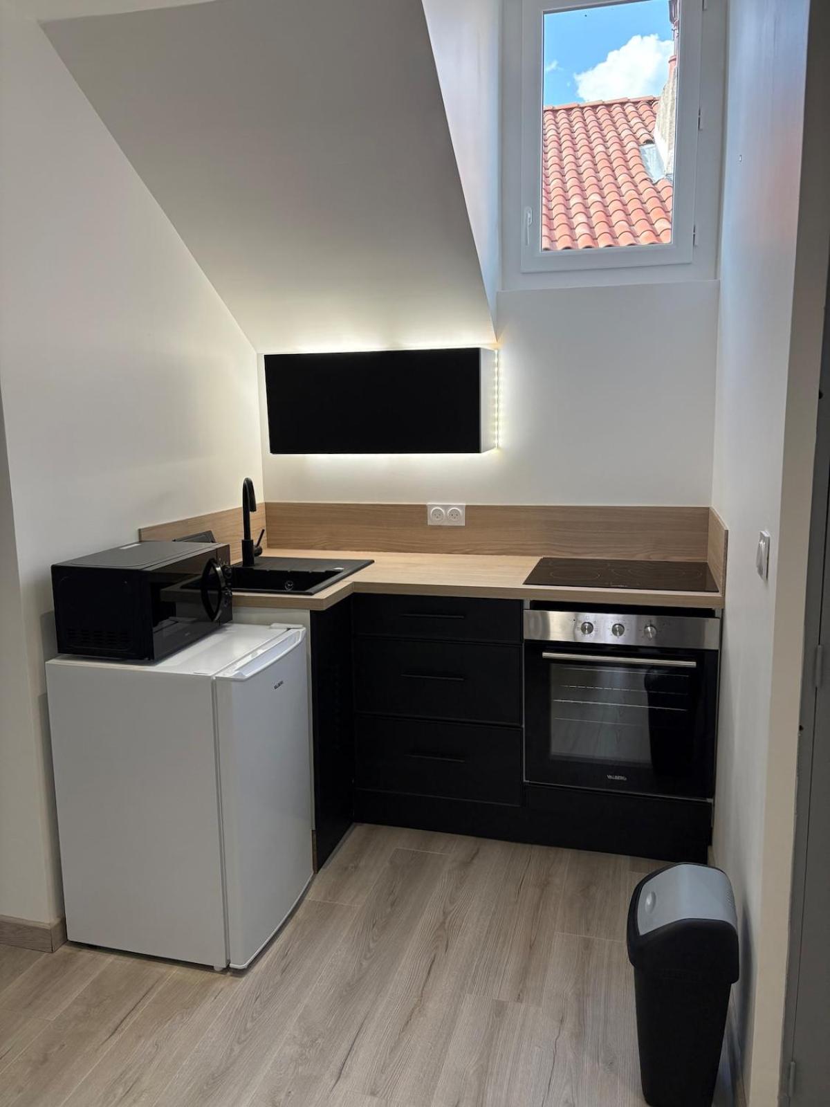 Appartement rénové en centre-ville avec terrasse