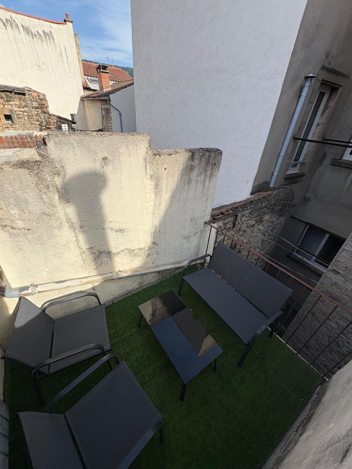 Appartement rénové en centre-ville avec terrasse