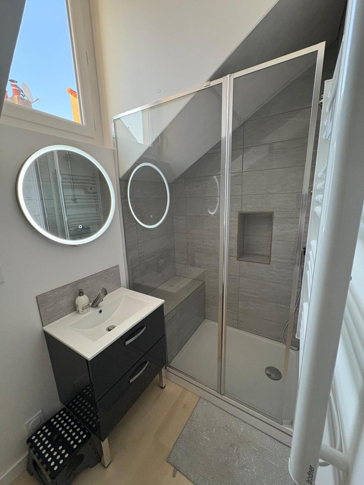 Appartement rénové en centre-ville avec terrasse