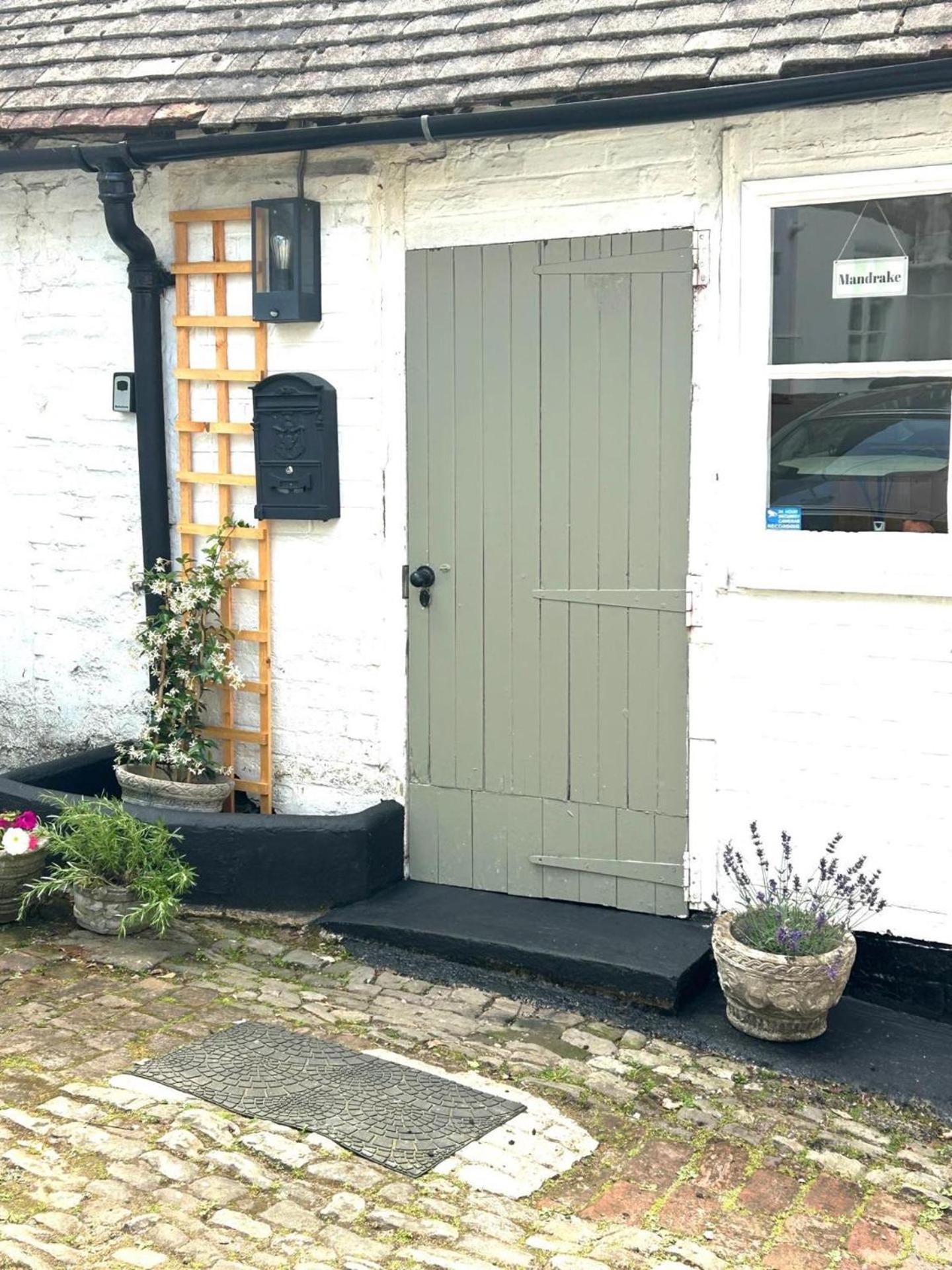 3 Bed Cottage - Sleeps 6 - Pets - Parking - Wifi