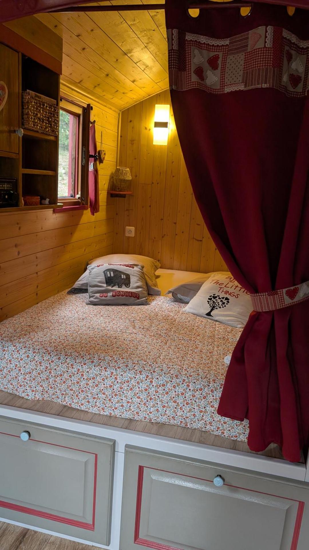 Roulotte romantique avec piscine en Cévennes