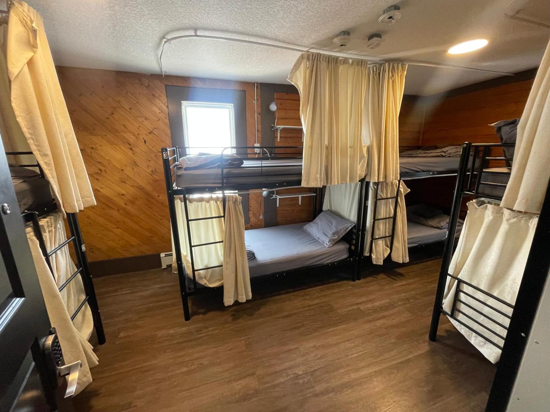 PARTY HOSTEL - The Canmore Hotel Hostel