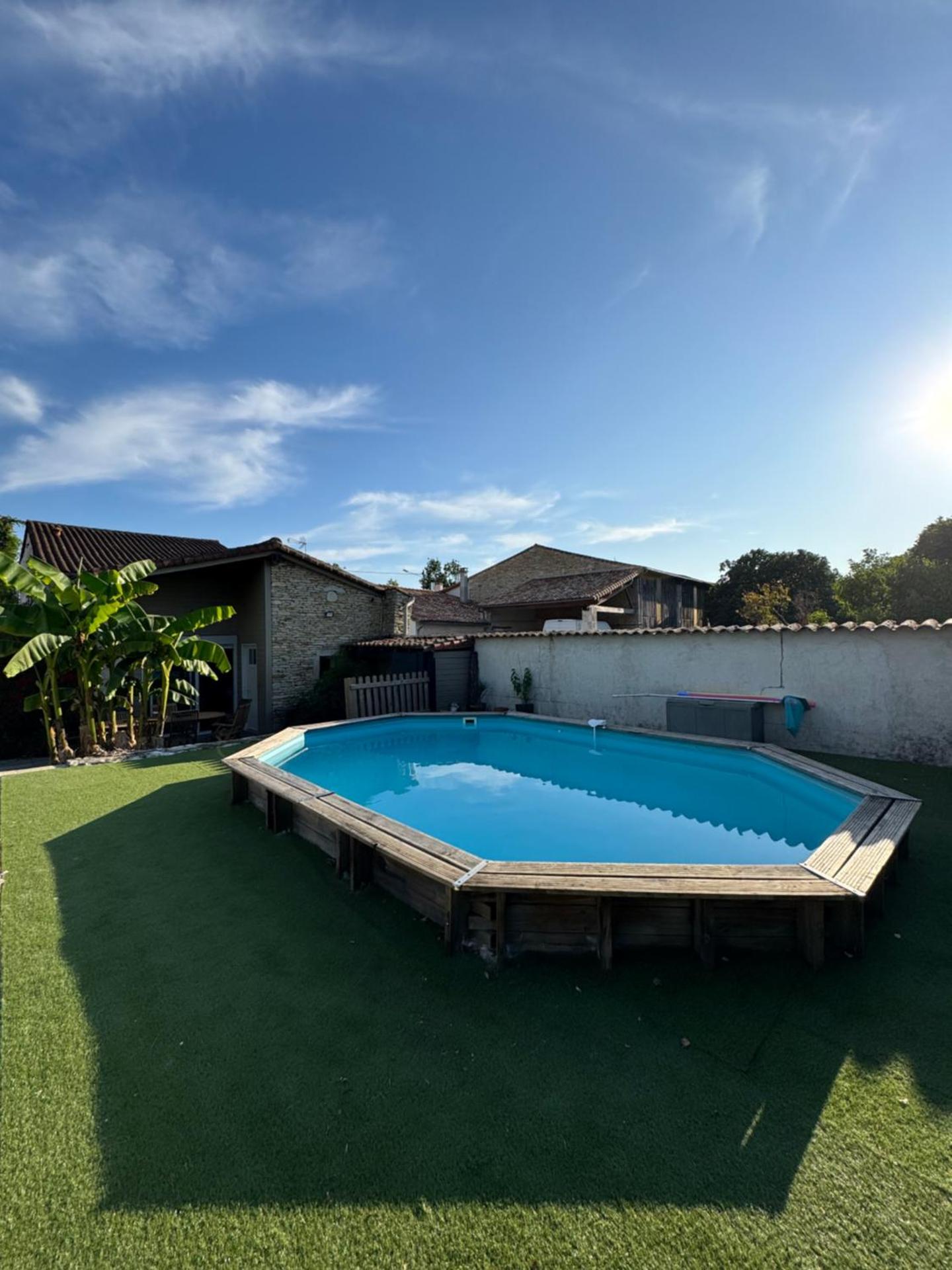 Marais Inn, maison typique avec piscine et jardin arboré, 10 kms Niort