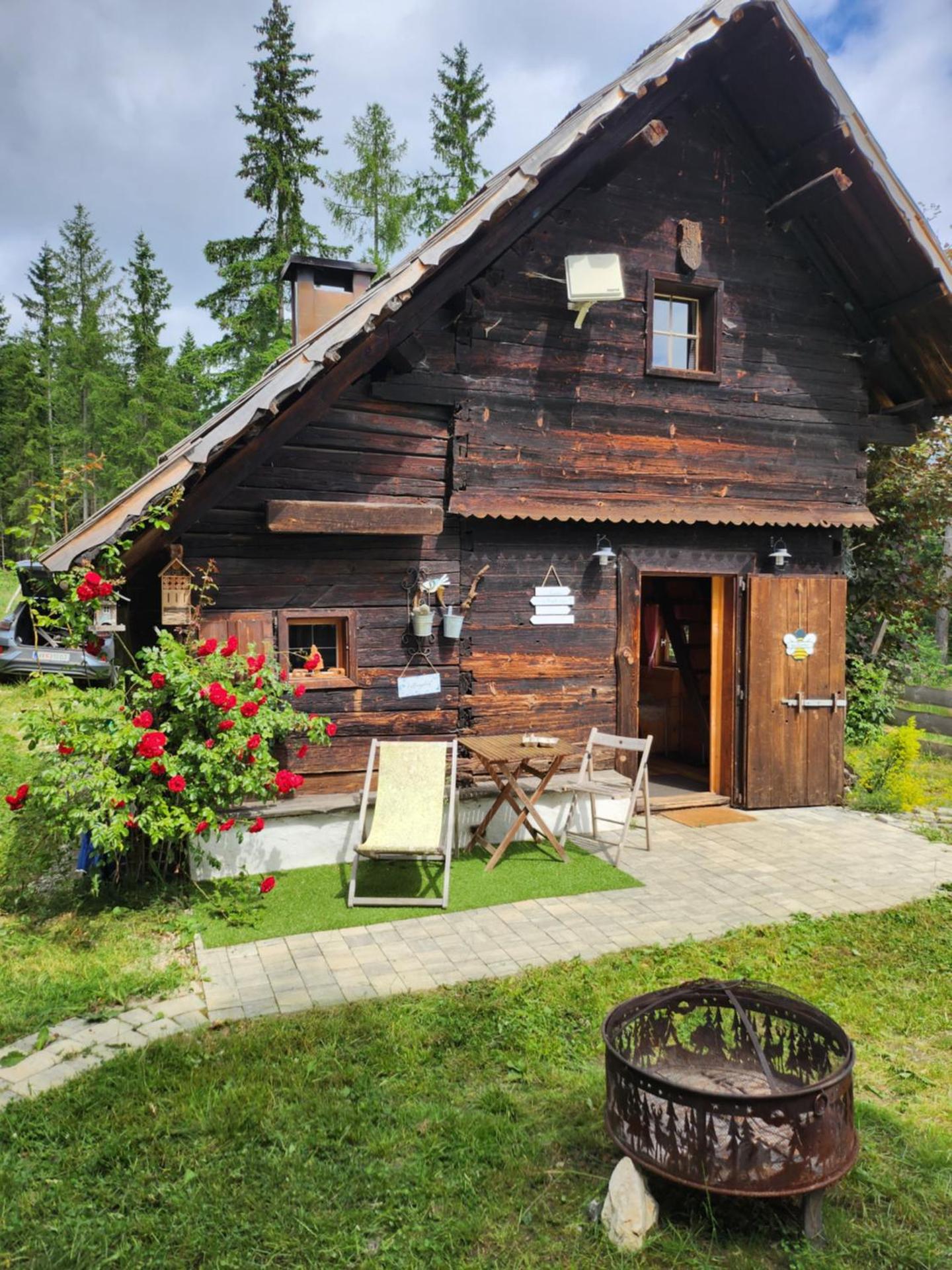 Urige Waldbienenhütte