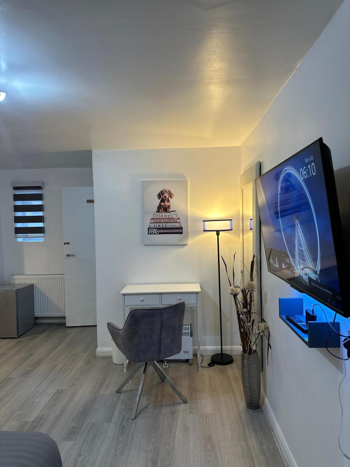 Watford Junction, King Size Bed