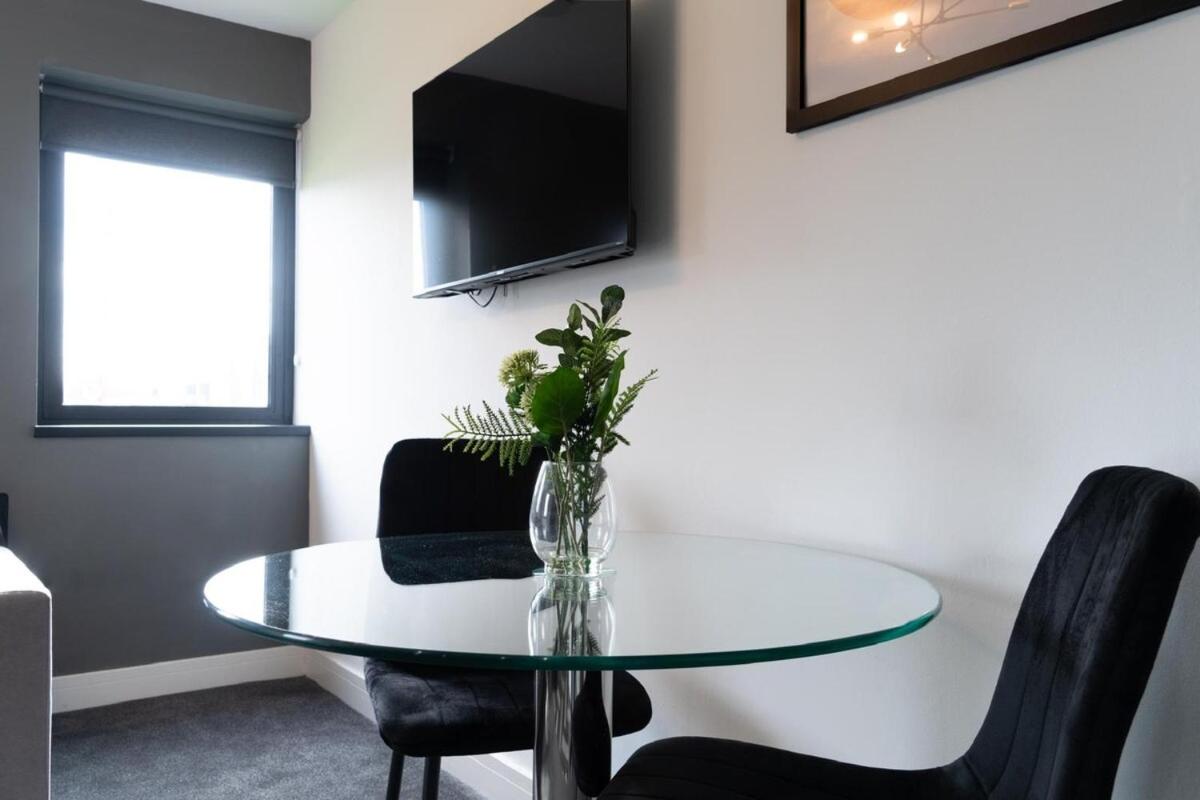 Winter Serviced 1 BED APARTMENT - Free WIFI - Free Parking - Smart TV
