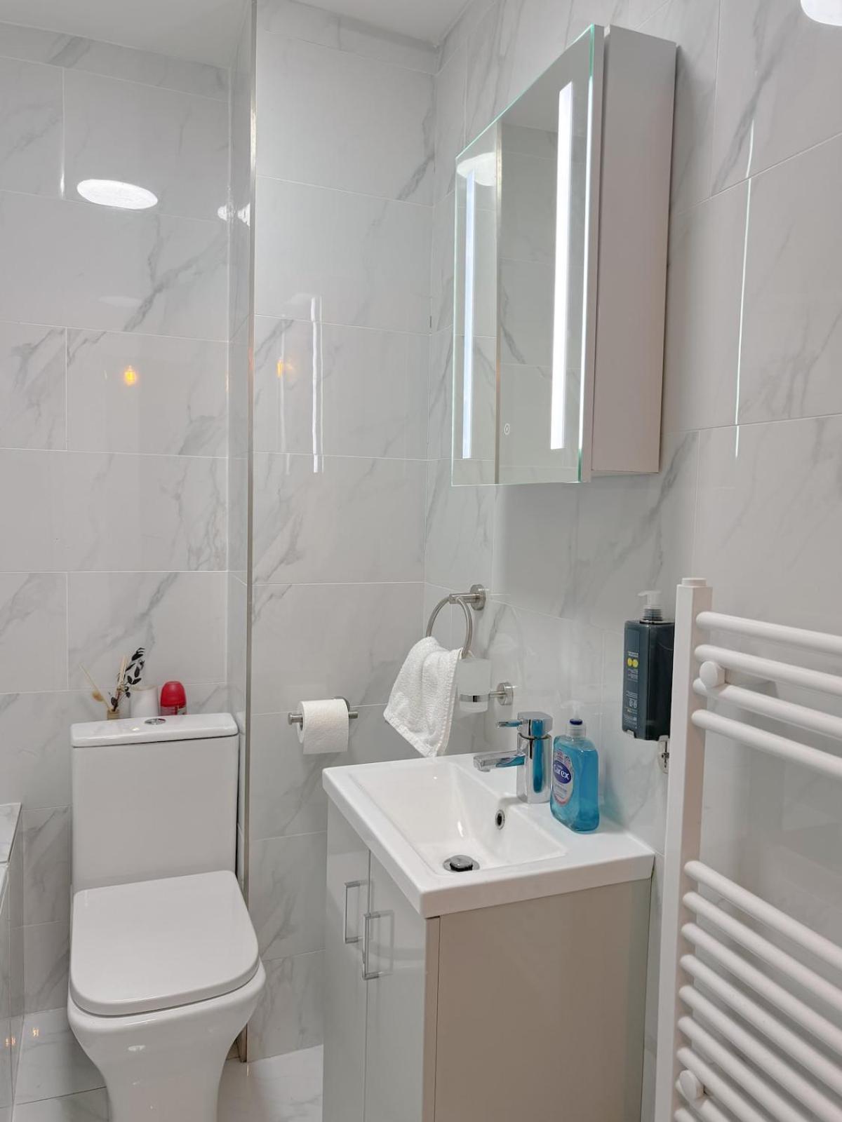 Spacious 2 Bedroom Modern Flat - City Centre