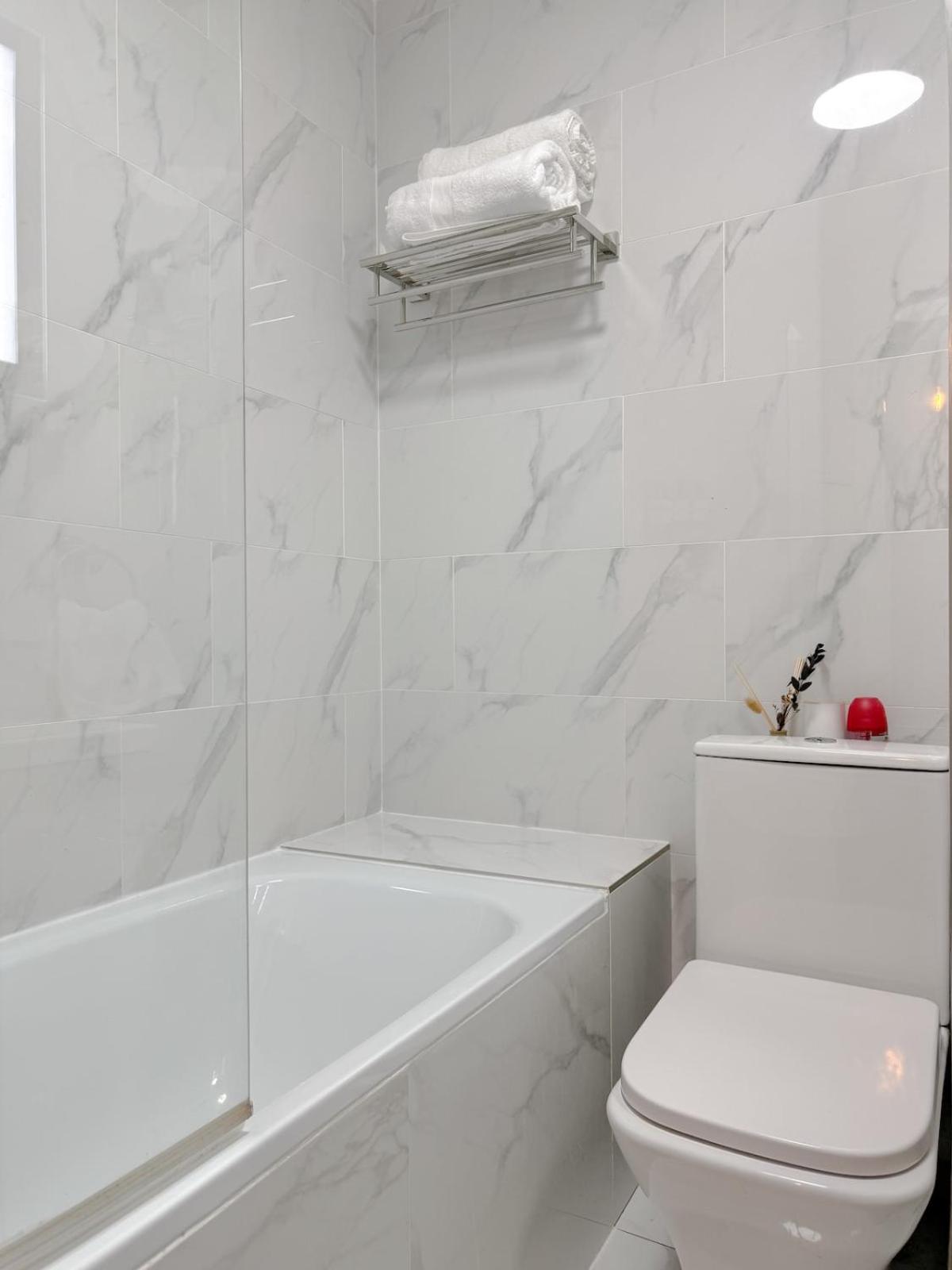 Spacious 2 Bedroom Modern Flat - City Centre