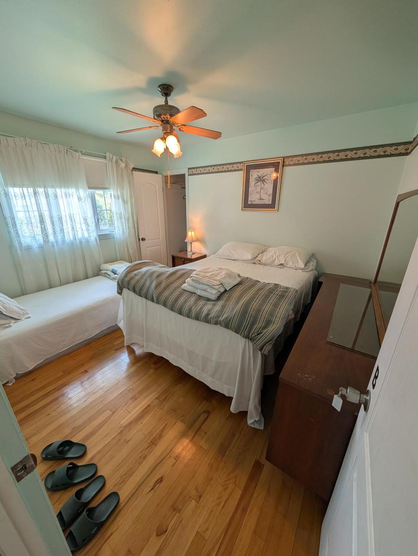 2 beds in a private room B with a free parking -15 min from downtown