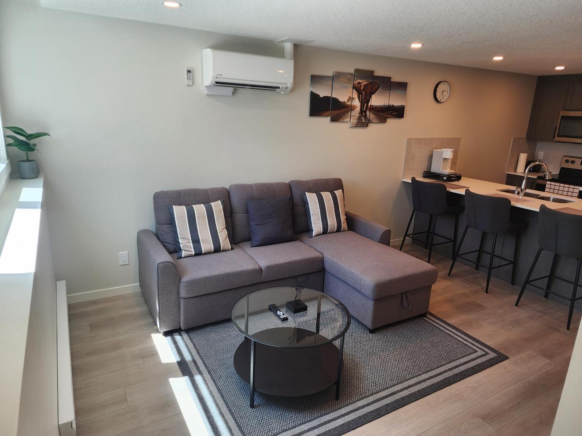 Cozy & Stylish AC Suite Near YYC Airport