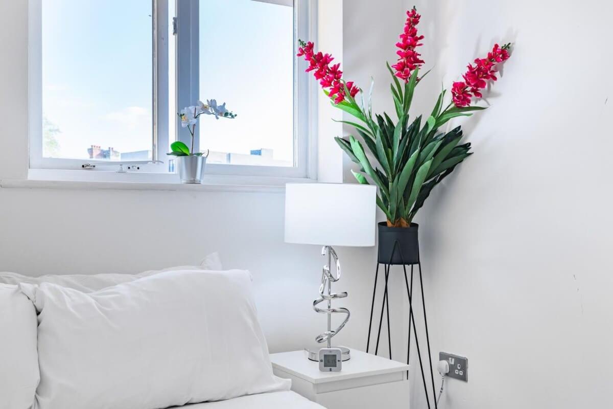 Modern 2BR Apartment - 25min to Central London