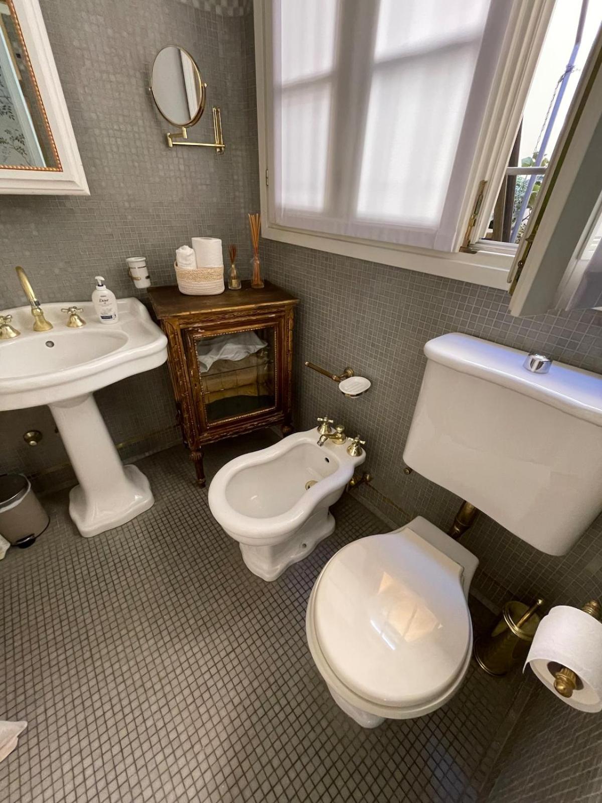 Charming apartment at the Columns of San Lorenzo