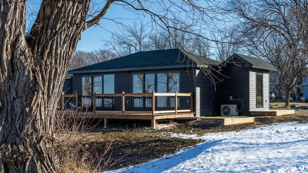 2-bedroom Lake Front Cottage in Harwood ON #4