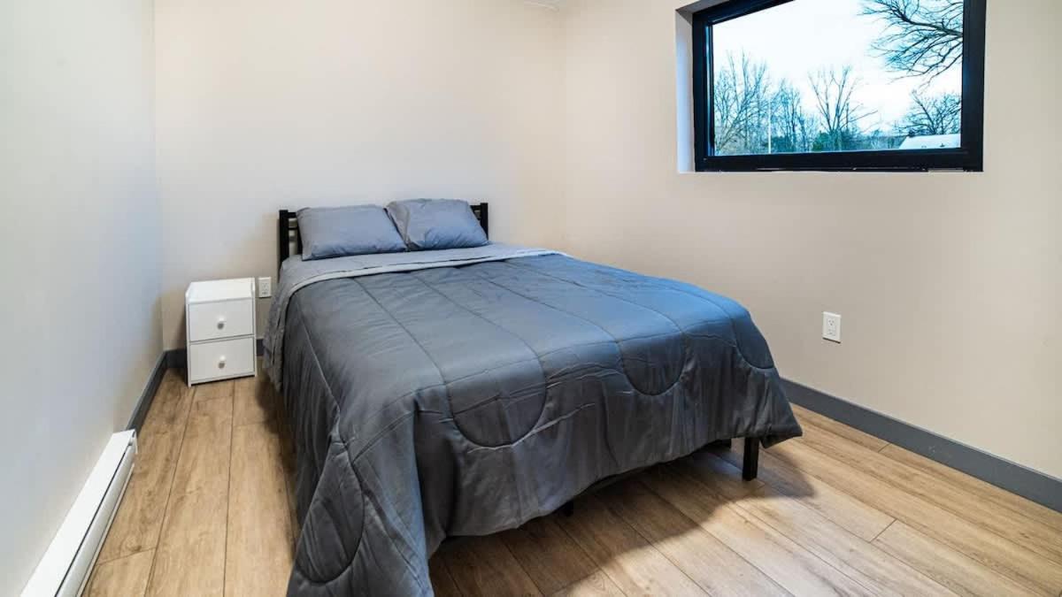 2-bedroom Lake Front Cottage in Harwood ON #4