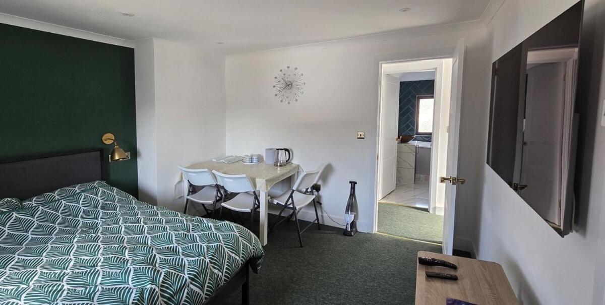 1 double and 1 twin bedrooms and bath